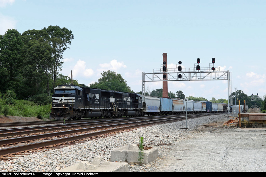 NS 6995 & 6989 lead train P61 westbound